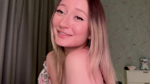 Snapshot of wendy_amber chatting on 11/12/25, 05:13 Daisy online show from 11/12/25, 05:13