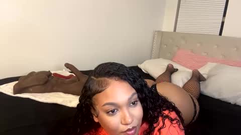 Snapshot of wetcreamerr chatting on 10/12/25, 02:10 SheSquirts online show from 10/12/25, 02:10