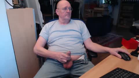 WeTwo online show from 01/28/25, 03:57