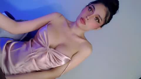 Snapshot of what_the_fuckxx chatting on 01/28/25, 01:29 kiara online show from 01/28/25, 01:29