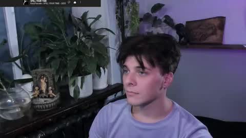 Snapshot of whiteegrimm chatting on 10/03/25, 08:06 Gus online show from 10/03/25, 08:06