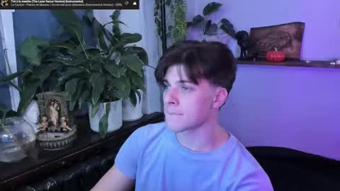 Snapshot of whiteegrimm chatting on 10/15/25, 07:36 Gus online show from 10/15/25, 07:36