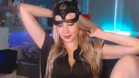 Snapshot of whitekittykitten chatting on 10/31/25, 12:50 Whitekittykitten online show from 10/31/25, 12:50