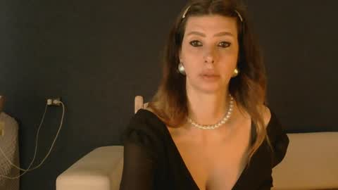 White Queen online show from 05/18/26, 07:58