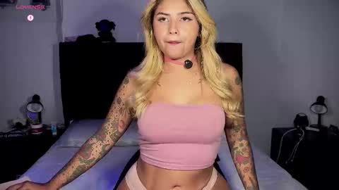 Snapshot of whites_emma chatting on 10/28/25, 02:37 EMMA online show from 10/28/25, 02:37