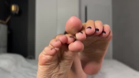 Snapshot of why_____not chatting on 10/09/25, 04:27 Alice online show from 10/09/25, 04:27