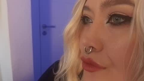 Snapshot of wickedxqueen chatting on 10/17/25, 05:21 Laura online show from 10/17/25, 05:21