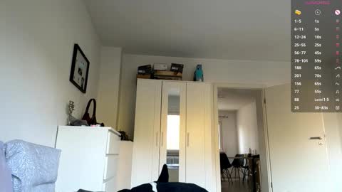 Mia online show from 09/28/25, 07:03