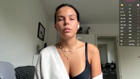 Mia online show from 10/16/25, 07:09