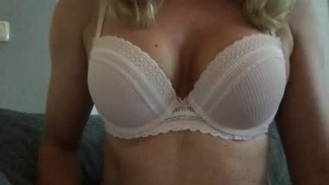 Snapshot of wildandjung chatting on 07/10/26, 09:34 Liesbeth online show from 07/10/26, 09:34