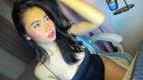 Snapshot of wildkittytrans chatting on 01/05/25, 02:08 CHRISTINE online show from 01/05/25, 02:08