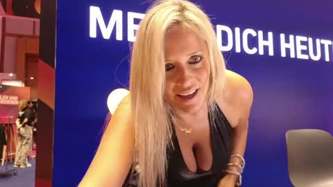 Snapshot of wildtequilla chatting on 09/27/25, 09:36 Lili online show from 09/27/25, 09:36