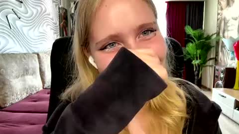 Snapshot of wilhelminafraker chatting on 06/11/26, 12:25 Anny online show from 06/11/26, 12:25