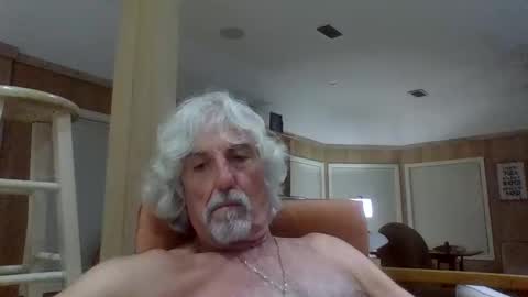 Snapshot of winedog2020 chatting on 05/10/26, 01:55 Gundja Man online show from 05/10/26, 01:55