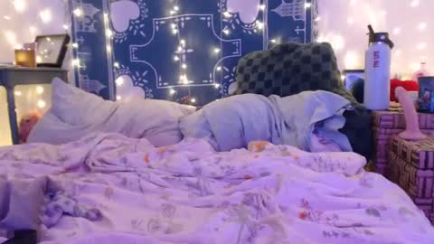 Eevie online show from 01/01/25, 05:22