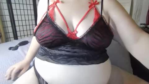 Snapshot of winnieatplay chatting on 10/30/25, 04:58 Winnie online show from 10/30/25, 04:58