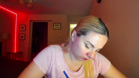 Snapshot of winter_miracle chatting on 09/19/25, 06:48 Winter Miracle online show from 09/19/25, 06:48