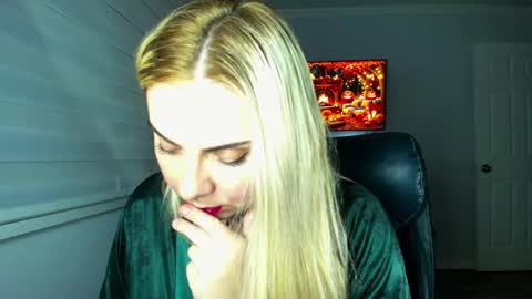 Snapshot of winter_miracle chatting on 10/23/25, 01:49 Winter Miracle online show from 10/23/25, 01:49