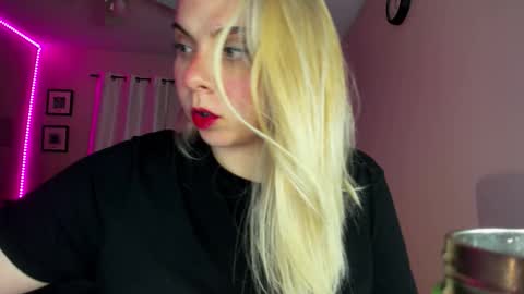 Snapshot of winter_miracle chatting on 10/26/25, 02:28 Winter Miracle online show from 10/26/25, 02:28