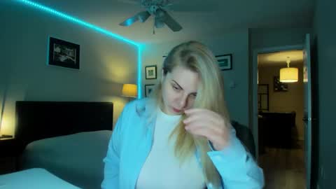 Snapshot of winter_miracle chatting on 11/14/25, 06:45 Winter Miracle online show from 11/14/25, 06:45