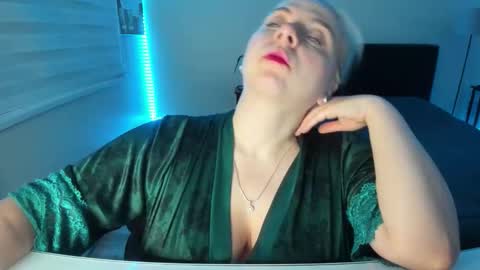 Snapshot of winter_miracle chatting on 11/23/25, 06:02 Winter Miracle online show from 11/23/25, 06:02