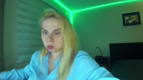 Snapshot of winter_miracle chatting on 11/26/25, 08:26 Winter Miracle online show from 11/26/25, 08:26