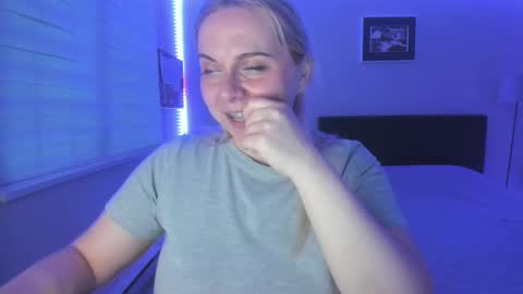 Snapshot of winter_miracle chatting on 12/01/25, 04:01 Winter Miracle online show from 12/01/25, 04:01