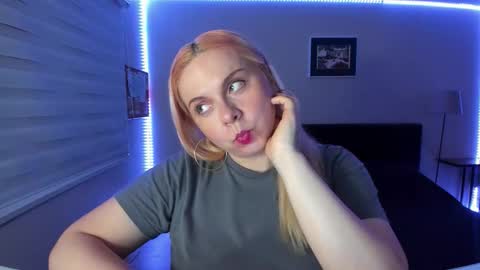 Snapshot of winter_miracle chatting on 12/16/25, 03:39 Winter Miracle online show from 12/16/25, 03:39