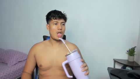 Snapshot of wish_coup_18151170 chatting on 11/19/25, 08:42 Alice and Mike online show from 11/19/25, 08:42