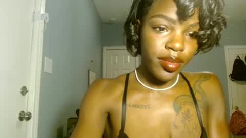 Snapshot of wishhwashy22 chatting on 12/08/24, 07:58 Chanel online show from 12/08/24, 07:58