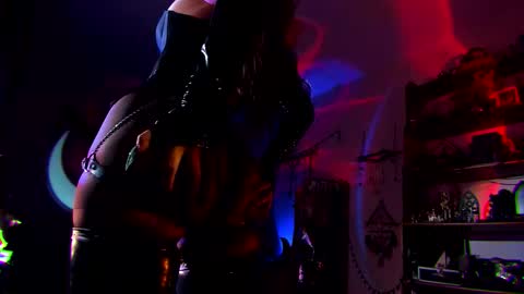 Snapshot of witch_fiona chatting on 09/18/25, 08:22 Goddess of two strapons - Mr. long Don Mr. Pinky online show from 09/18/25, 08:22