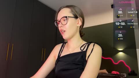 Snapshot of withlovebella chatting on 10/26/25, 03:18 Isobelle online show from 10/26/25, 03:18