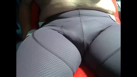 Snapshot of wolfoerl chatting on 10/21/25, 03:02 wolfoerl online show from 10/21/25, 03:02