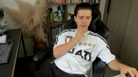 Snapshot of wolker_allan chatting on 10/30/25, 03:24 wolker_allan online show from 10/30/25, 03:24