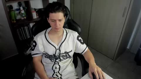 Snapshot of wolker_allan chatting on 11/11/25, 12:49 wolker_allan online show from 11/11/25, 12:49