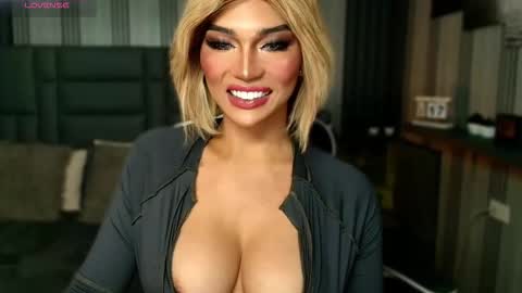 Snapshot of womanofyourdesire_ts chatting on 12/21/25, 09:16 Julia online show from 12/21/25, 09:16