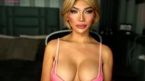 Snapshot of womanofyourdesire_ts chatting on 01/13/26, 03:45 Julia online show from 01/13/26, 03:45