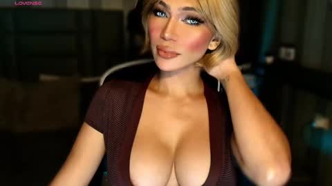 Snapshot of womanofyourdesire_ts chatting on 01/19/26, 03:43 Julia online show from 01/19/26, 03:43