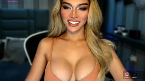 Snapshot of womanofyourdesire_ts chatting on 02/02/26, 01:04 Julia online show from 02/02/26, 01:04