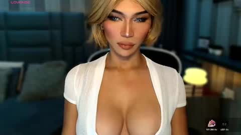 Snapshot of womanofyourdesire_ts chatting on 02/03/26, 01:59 Julia online show from 02/03/26, 01:59