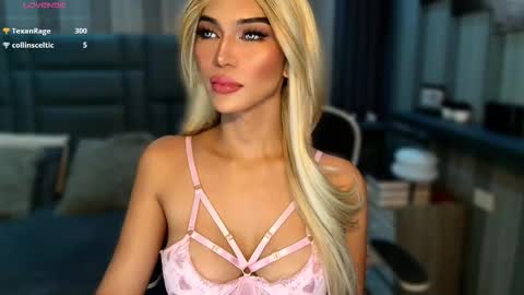 Snapshot of womanofyourdesire_ts chatting on 02/03/26, 02:53 Julia online show from 02/03/26, 02:53