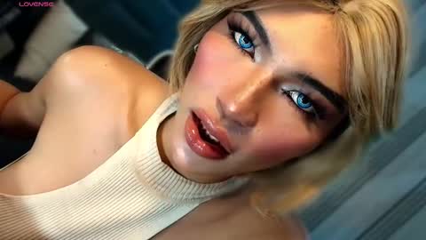 Snapshot of womanofyourdesire_ts chatting on 02/09/26, 03:54 Julia online show from 02/09/26, 03:54