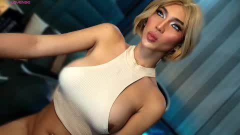 Snapshot of womanofyourdesire_ts chatting on 02/10/26, 02:59 Julia online show from 02/10/26, 02:59
