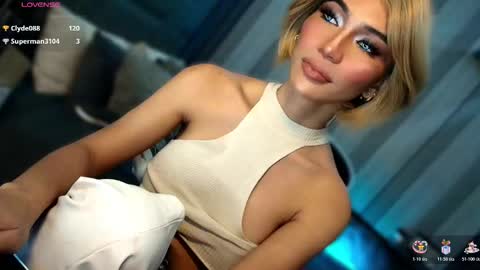 Snapshot of womanofyourdesire_ts chatting on 02/21/26, 04:35 Julia online show from 02/21/26, 04:35