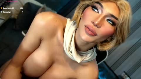 Snapshot of womanofyourdesire_ts chatting on 02/26/26, 04:33 Julia online show from 02/26/26, 04:33