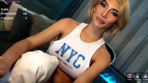 Snapshot of womanofyourdesire_ts chatting on 03/08/26, 04:33 Julia online show from 03/08/26, 04:33