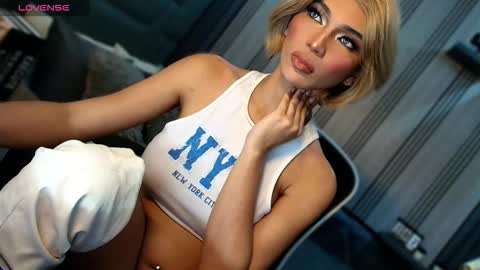 Snapshot of womanofyourdesire_ts chatting on 03/10/26, 05:01 Julia online show from 03/10/26, 05:01