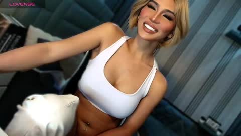 Snapshot of womanofyourdesire_ts chatting on 03/12/26, 05:24 Julia online show from 03/12/26, 05:24