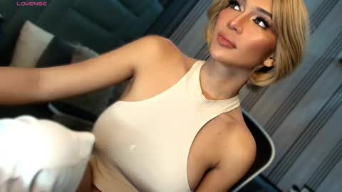 Snapshot of womanofyourdesire_ts chatting on 03/15/26, 05:24 Julia online show from 03/15/26, 05:24