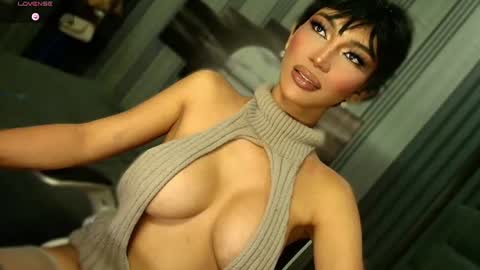 Snapshot of womanofyourdesire_ts chatting on 06/14/26, 05:04 Julia online show from 06/14/26, 05:04